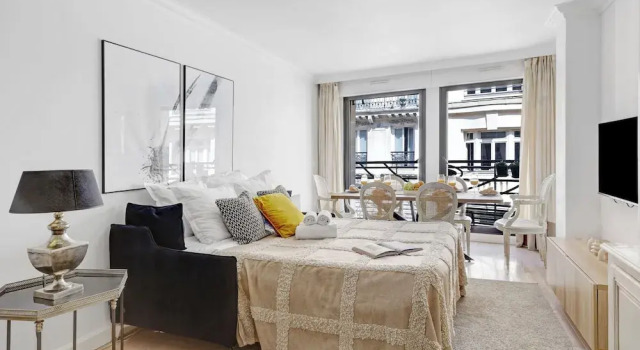 Апартаменты с 2 комнатами с балконом и с видом на город Stylish 2BR Near Faubourg Saint-Honoré