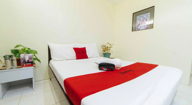Двухместный номер Standard RedDoorz @ Ledesco Avenue Lapaz Iloilo