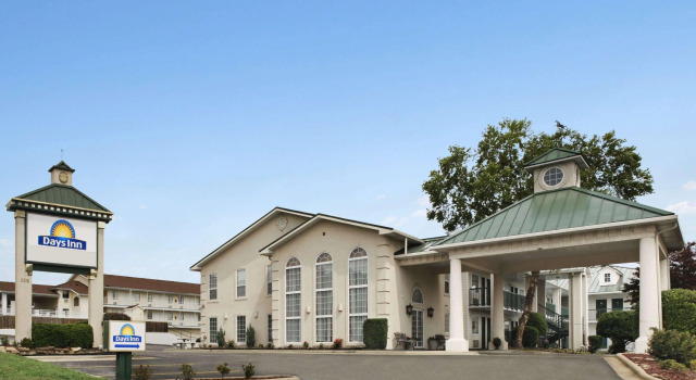 Days Inn by Wyndham Branson/Near the Strip, Забронировать Отель Отели Table Rock Lake с парковкой, Парковка