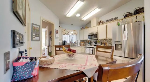 Lady Lake House with Lanai and Community Pool!, Забронировать Дом для отпуска Те-Виллиджис штат Флорида, рядом с Загородный и гольф-клуб Orange Blossom Hills