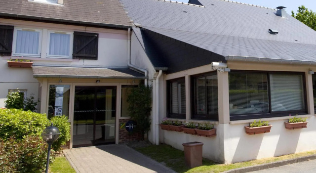 Кровать в общем номере Kyriad Rennes Nord Hotel