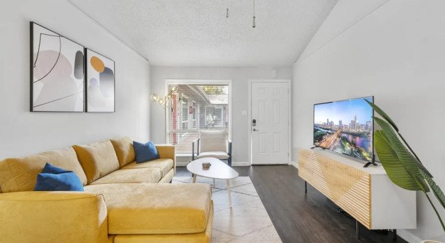 Prime Soco Chic 2BR King Suite w Pool Parking, Забронировать Апартаменты/квартира Остин Greater Austin, рядом с Lamar Plaza Shopping Center