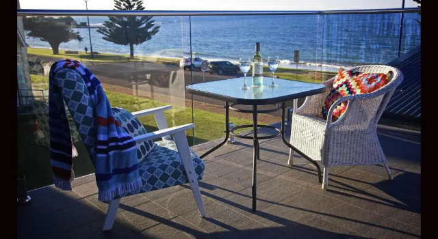 Семейные апартаменты с 2 комнатами с видом на море Penguin Beachfront Apartments
