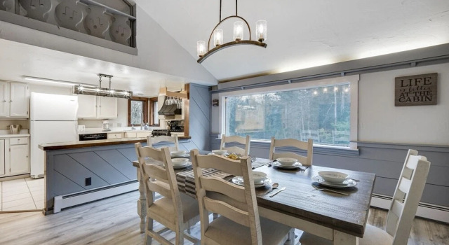 Коттедж Killington Mountain Home! HotTub & 5 min to Skiing! 3 Bedroom Home by RedAwning