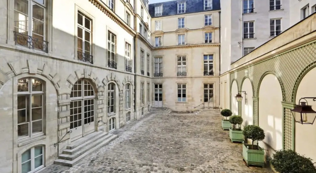 Classy Bourgeois Chic 2 Bedroom Apt in Le Marais, Забронировать Апартаменты/квартира Париж Иль-де-Франс, рядом с Станция метро Rambuteau
