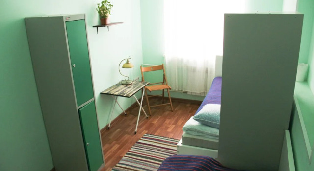 In Touch Hostel, Забронировать Хостел Отели Санкт-Петербурга с парковкой, рядом с Станция метро «Сенная Площадь», Парковка
