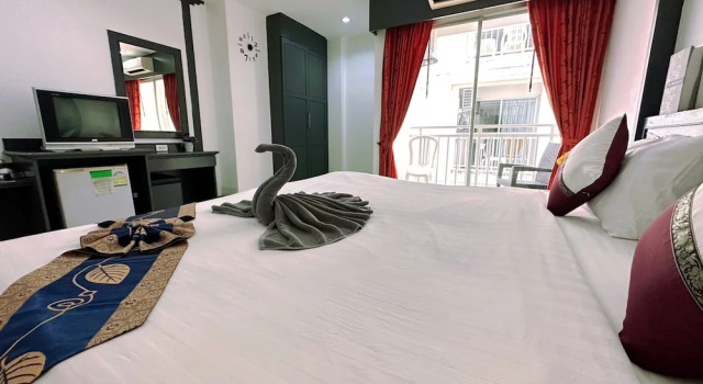 Двухместный номер Superior с балконом Hotel Baya Phuket - Rooftop Pool, Next to Food Market & Steps to Beach