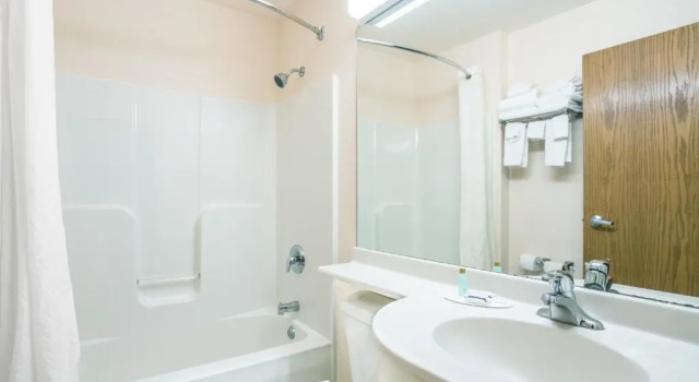 Четырёхместный номер Standard Microtel Inn & Suites Tomah