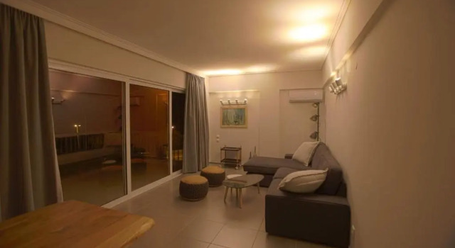 Seaside Renovated Top Floor Apartment, Забронировать Апартаменты/квартира Отели Сароникос с парковкой, Парковка
