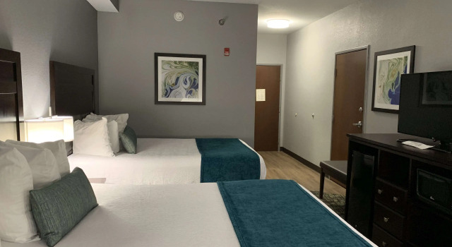 Четырёхместный номер Standard Best Western Plus Olive Branch Hotel & Suites