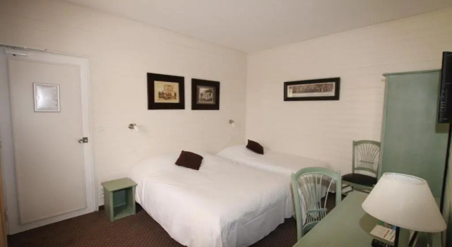 Номер Standard Hôtel-Spa-Piscine Le Petit Castel Beuzeville-Honfleur