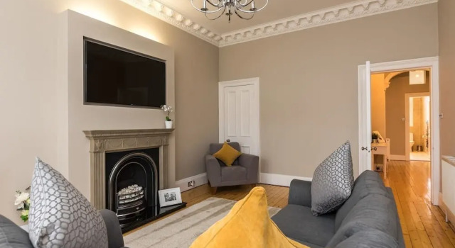 Sleek and Modern 2BR Home Near City Centre, Забронировать Отель Эдинбург Midlothian, рядом с Национальный музей Шотландии