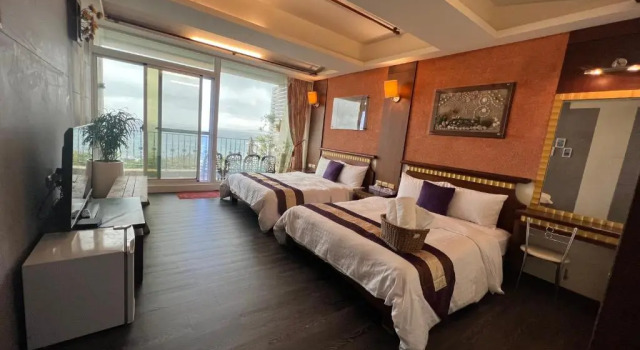 Четырёхместный номер Standard с видом на море Ming-Jun Holiday Inn