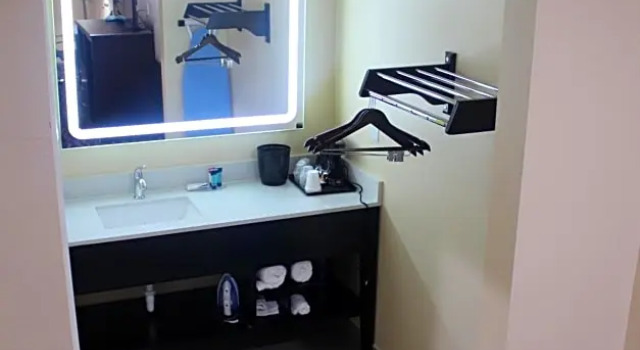 Номер Deluxe Express Inn and Suites