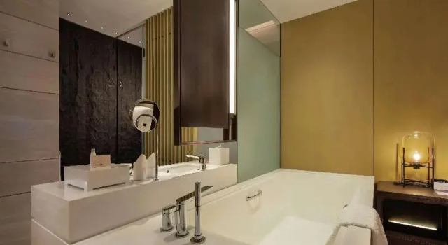 Двухместный номер Standard с балконом и с видом на озеро DoubleTree Resort by Hilton Hainan – Xinglong Lake