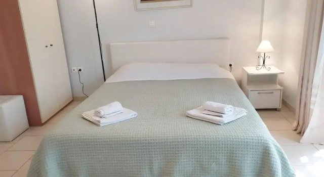 Studio apartment in Kirra, ancient port of Delphi, Book Apartment Hotels in Central Greece with Parking, Parking