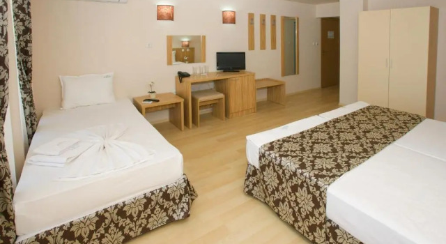 Трёхместный номер Standard с балконом Karlovo Hotel