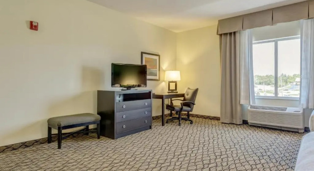 Четырёхместный номер Standard Holiday Inn Poplar Bluff by IHG