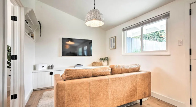 Chic & Central Ventura Home - Walk to Beach!