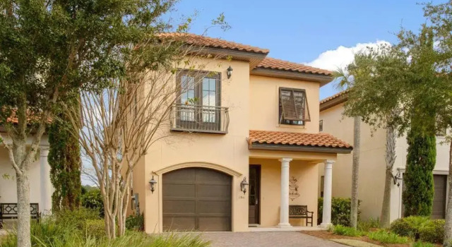 4 Bedroom house on the golf course with 2 golf carts!