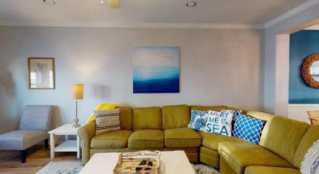 MC18 Upscale Condo, Shared Pool, Close to Beach