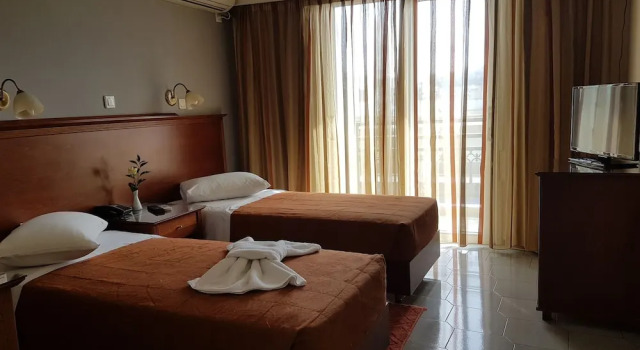Двухместный номер Standard с балконом Apollo Hotel
