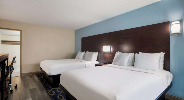 Четырёхместный номер Standard SureStay Hotel by Best Western Bardstown General Nelson