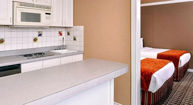 Шестиместный люкс Отель Clarion Pointe
