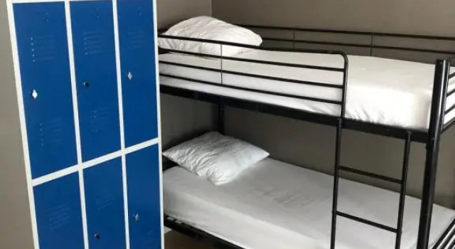 Кровать в общем номере La Promenade House