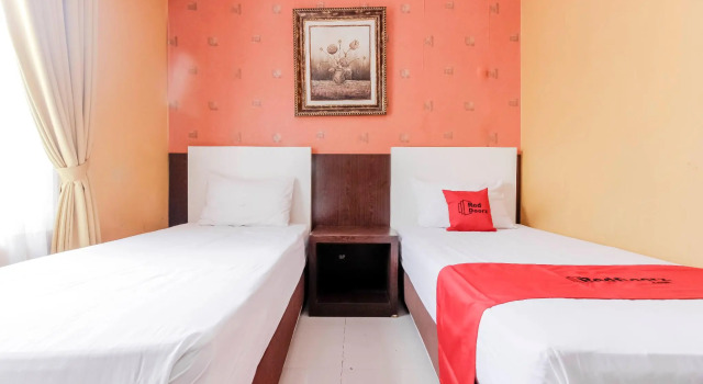 Двухместный номер Standard RedDoorz at La Mega near Pasar Pagi Cirebon