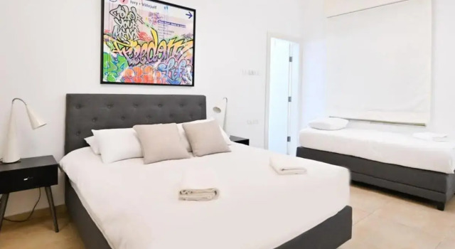 Amazing 2BR near the beach by HolyGuest, Забронировать Отель Тель-Авив Тель-Авивский округ, рядом с Independence Hall Museum