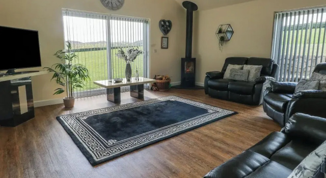 Ty Cuddfan, Book Feriehus Llangoed 