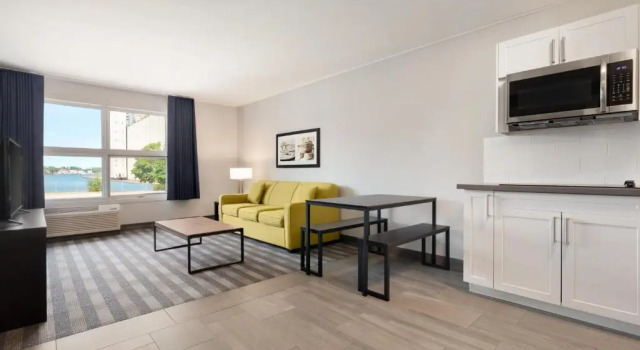 Люкс c 1 комнатой с видом на воду Days Inn by Wyndham Sarnia Harbourfront