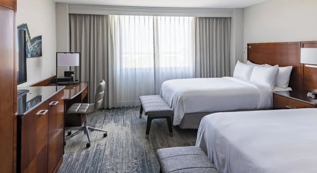 Четырёхместный клубный номер Standard Richmond Marriott