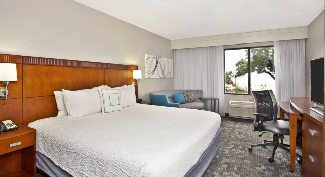 Люкс Courtyard by Marriott Gulfport Beachfront