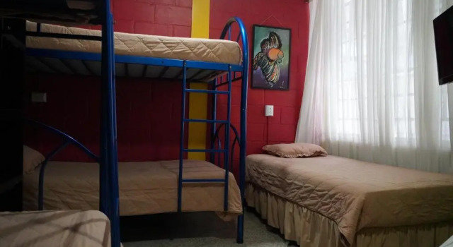 Кровать в общем номере Hostal Guatefriends