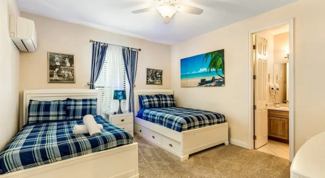 Коттедж Stunning Large 7 bed Home With Private Pool, Spa, Balcony, Cinema Room, Fitness Suite and Able to see the Disney Fireworks - 467