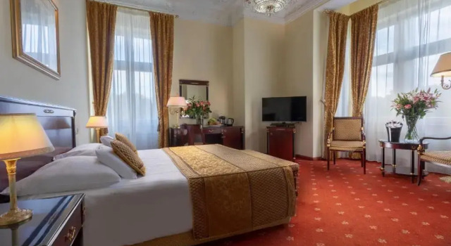 Двухместный номер Deluxe с балконом Savoy Westend Hotel