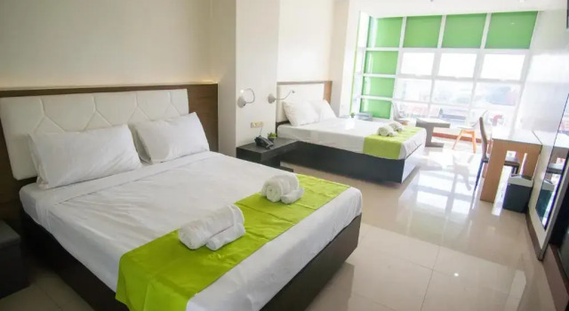 Четырёхместный семейный люкс Benrose Hotel
