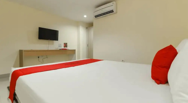 RedDoorz Plus near Harmoni Gajah Mada