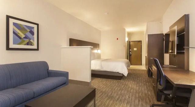 Двухместный люкс Holiday Inn Express & Suites
