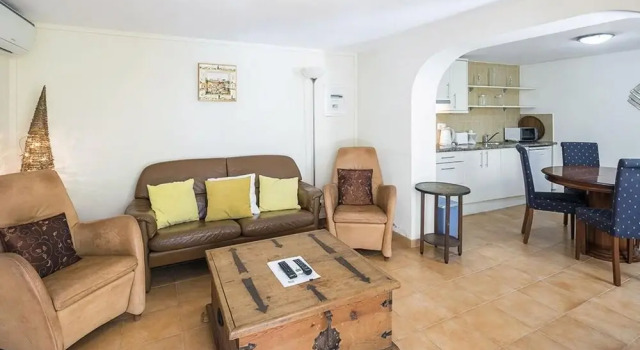 Villa Amarela - free heated pool short walk to centre of Carvoeiro, Boek Villa Carvoeiro Albufeira