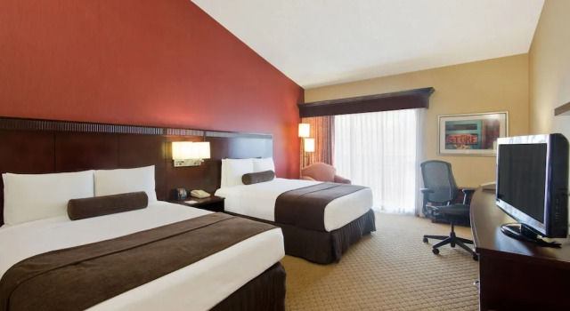 Четырёхместный номер Standard с балконом Crowne Plaza Albuquerque by IHG