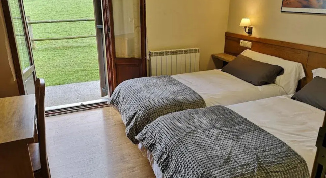 HOSTAL MENDILATZ, Réserver Hôtel Hôtels à Navarre Pyrenees avec parking, Parking