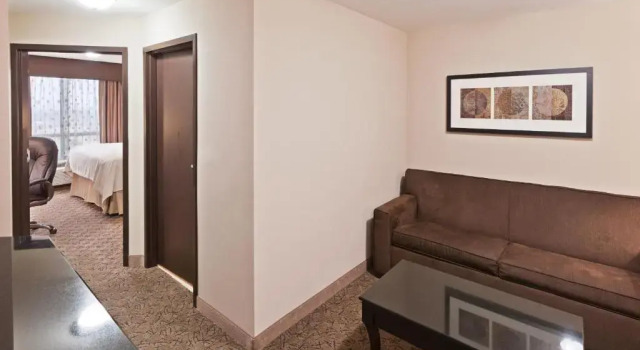 Люкс Holiday Inn Hotel & Suites Tulsa South by IHG