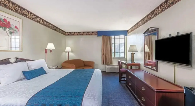 Номер Standard Days Inn & Suites by Wyndham Youngstown / Girard Ohio