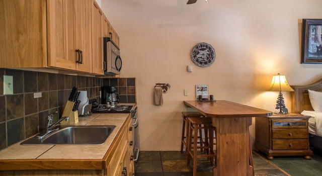 Люкс Cottam's Lodge by Alpine Village Suites