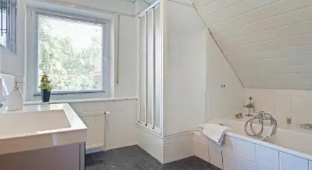 1 Private Single, 1 Twin Room. 3 Persons (4203)