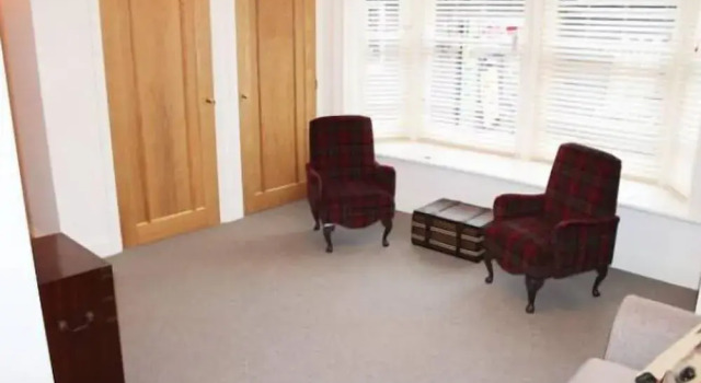 Mrs Salisbury's Serviced Accommodation, Book Hotel Maldon Essex