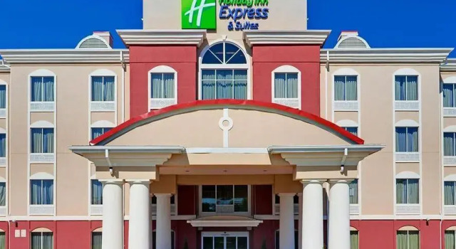 Семейный люкс Holiday Inn Express Hotel & Suites Byram by IHG